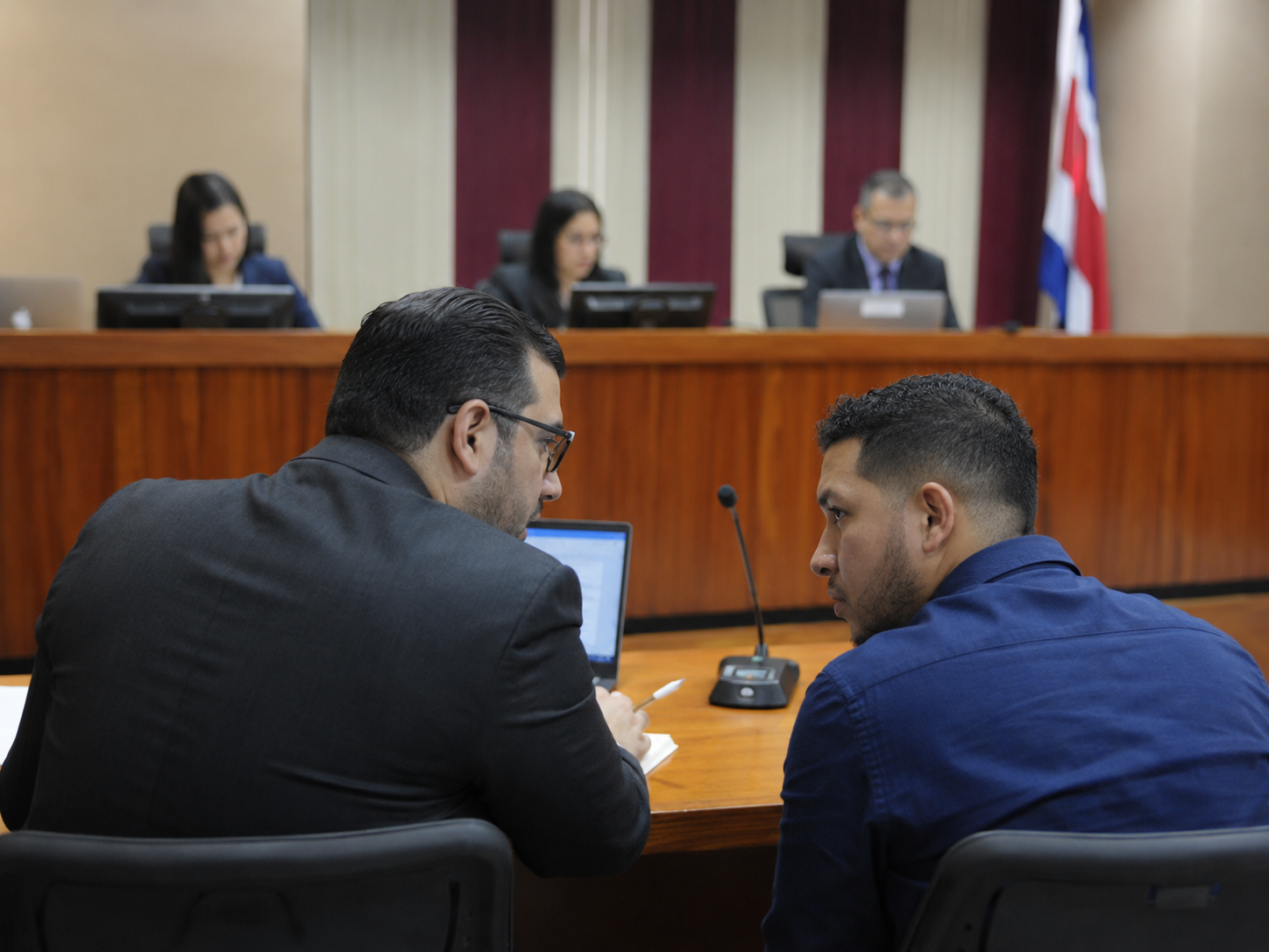 Abogado acompañando a su cliente durante la audiencia